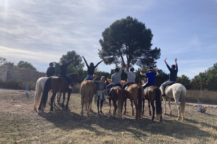 Jóvenes del hogar de acogida ‘Massamagrell’ disfrutan de una actividad al aire libre con caballos