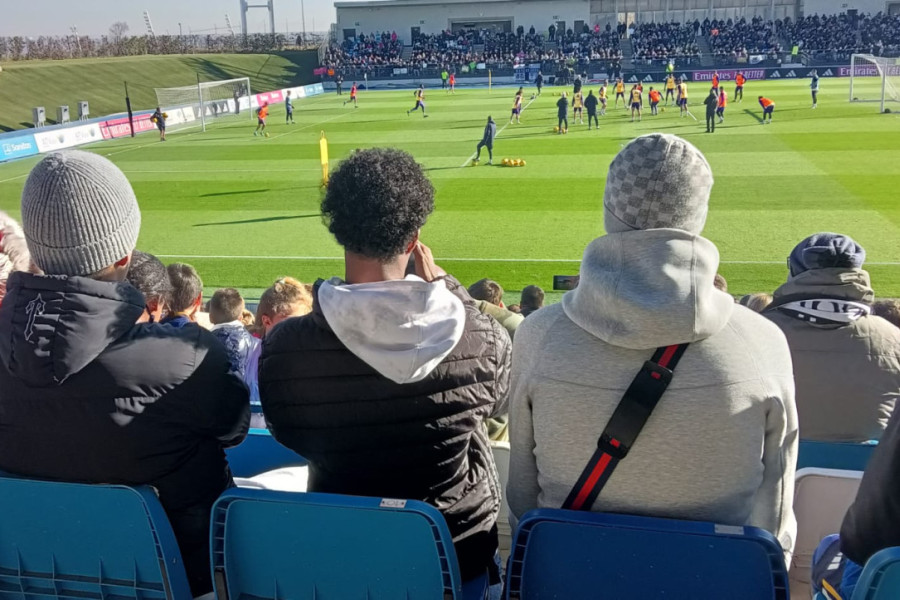 Un grupo de menores asiste a un entrenamiento del Real Madrid en la ciudad deportiva del equipo