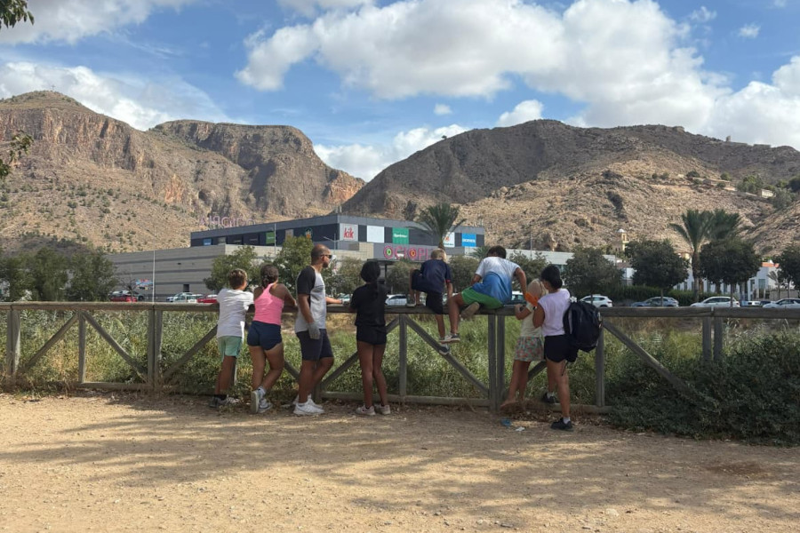 El hogar ‘Oriola’ se suma a una acción de voluntariado medioambiental en el río Segura