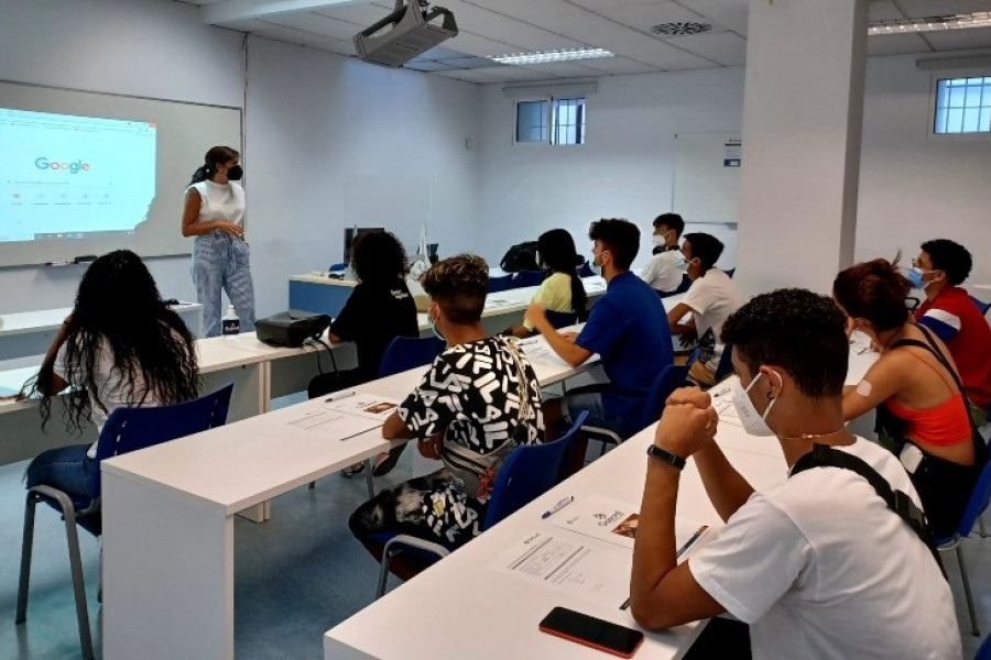 Diez jóvenes que participan en el Programa Labora de Cádiz se forman a nivel teórico y práctico en el sector de la hostelería 