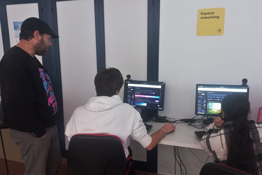 Un grupo de jóvenes adolescentes que participan en el Programa Labora de Huelva realizan un taller formativo sobre inteligencia artificial