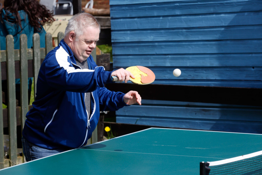 Un usuario de Cabrini House juega al tenis de mesa