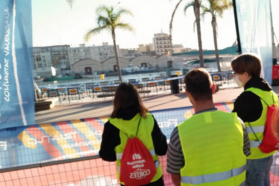 La organización del ICAN Triathlon Gandía cuenta con la ayuda de jóvenes voluntarios de la residencia ‘Pi i Margall’ de Burjassot (Valencia). Fundación Diagrama. Comunidad Valenciana 2020.