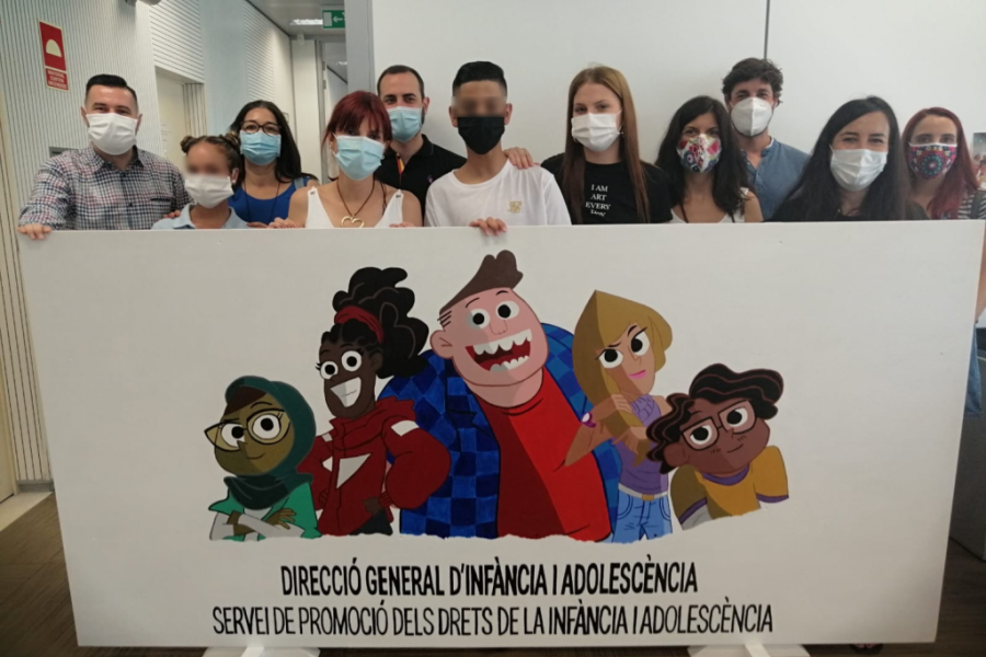 Jóvenes de la residencia ‘Campanar’ de Valencia realizan un cartel para el Servicio de Promoción de los Derechos de la Infancia y la Adolescencia