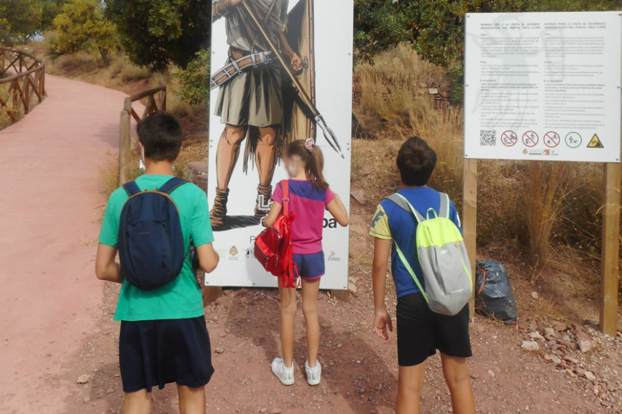 Jóvenes atendidos en la residencia ‘Massamagrell’ de Valencia visitan el poblado ibérico del Puntal dels Llop de Olocau 