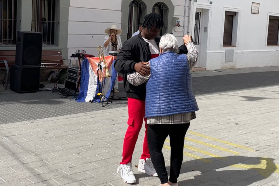 El joven que leyó el manifiesto baila con una vecina de Cubelles