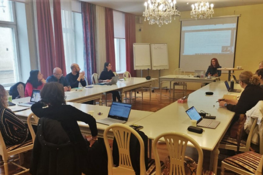 Representantes de los socios del proyecto, reunidos en una sala de conferencias