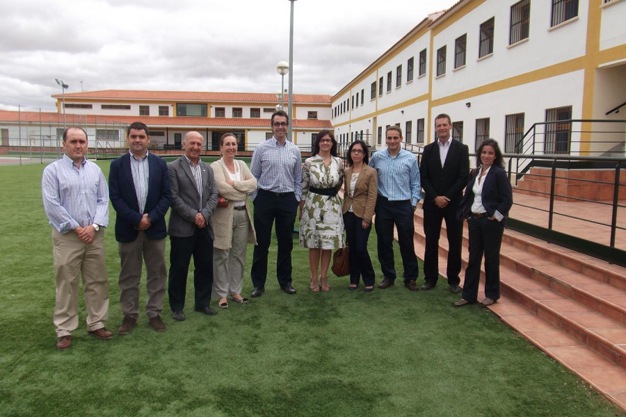 Responsables del gobierno extremeño visitan el centro de menores ‘La Cañada’, en Fernán Caballero (Ciudad Real)