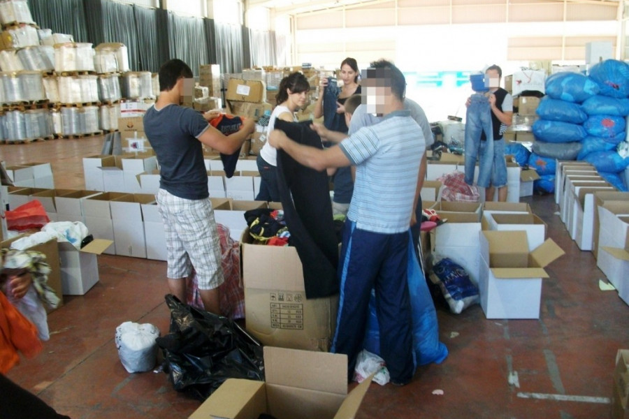 Profesionales y  menores del Centro Educativo 'Las Moreras', de Murcia, colaboran en la atención a los afectados por el terremoto de Lorca