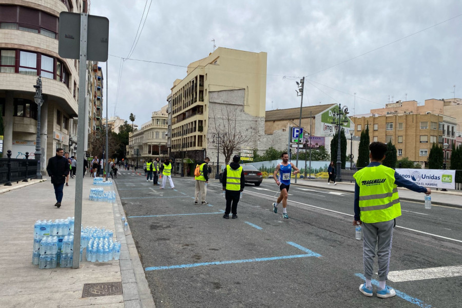 Jóvenes del hogar de acogida ‘Oriola’ colaboran en la organización de la Media Maratón Ciudad de Orihuela