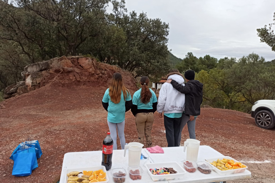 Jóvenes adolescentes realizan labores de voluntariado en la carrera Trail Marines Vell