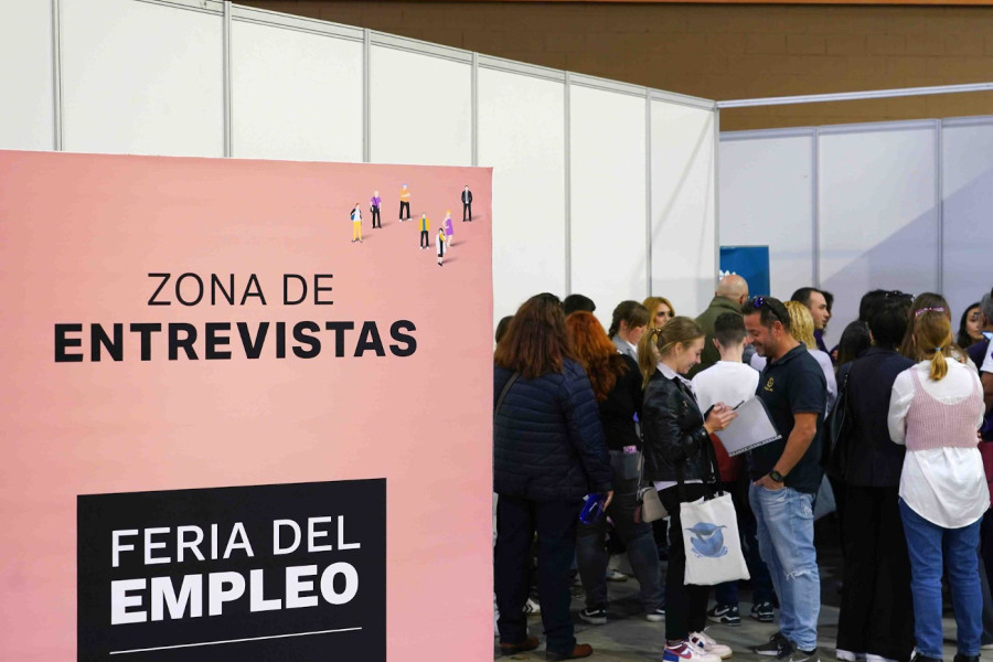 Chicos y chicas jóvenes atendidos en el Programa Labora de Málaga acuden a la Feria de Empleo del IMFE