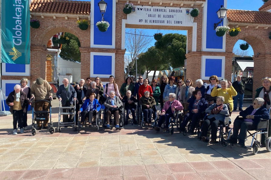 Personas mayores visitan la feria de ganado de Almodóvar del Campo