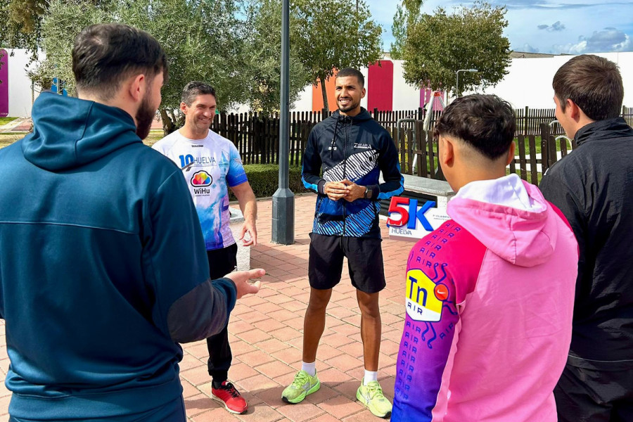 Zakaria conversa con varios jóvenes del centro