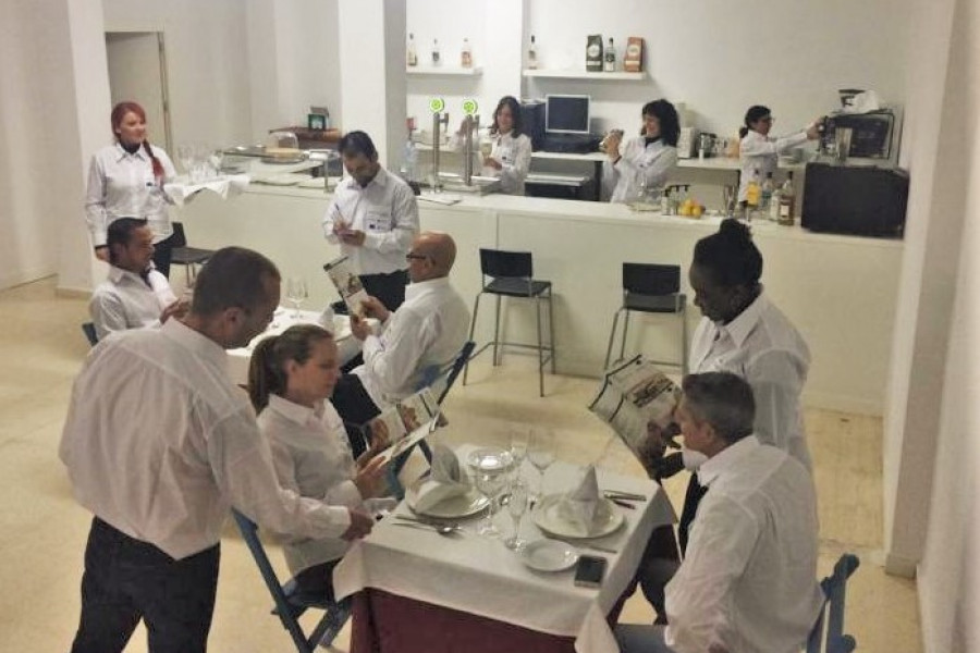 Las personas atendidas en el Programa ‘Impulso’ de Murcia realizan una actividad de formación en el sector de hostelería