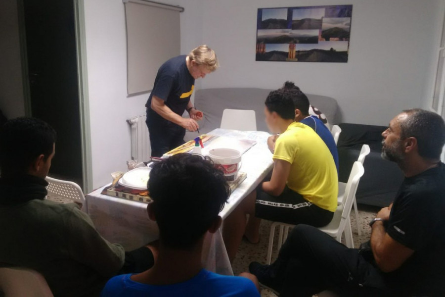 Los jóvenes atendidos en el centro ‘Alácera’ de Caudete (Albacete) reciben la visita del pintor y psicólogo Paco Hernández ‘El Rubio’ 