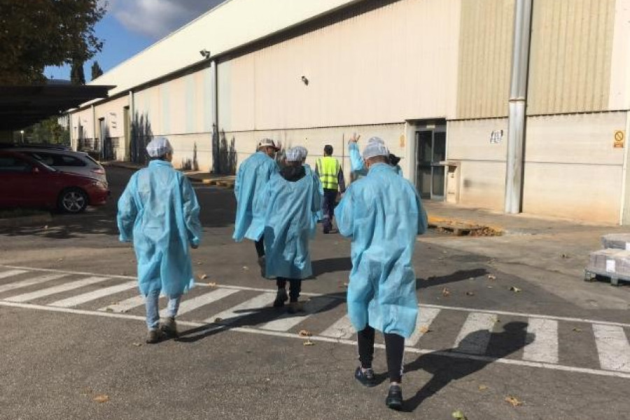 Los menores atendidos en el centro de acogida ‘Alácera’ de Caudete (Albacete) visitan las instalaciones de la fábrica de Crisnova Vidrio 