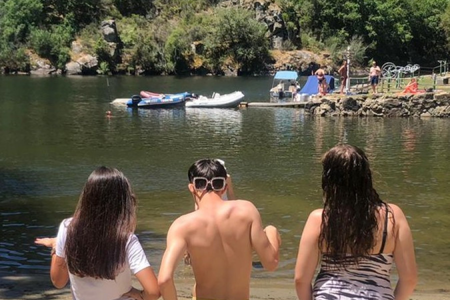 Los menores atendidos en el centro ‘Montealegre’ de Ourense llevan a cabo una salida educativa al entorno natural de la playa de A Cova en Lugo