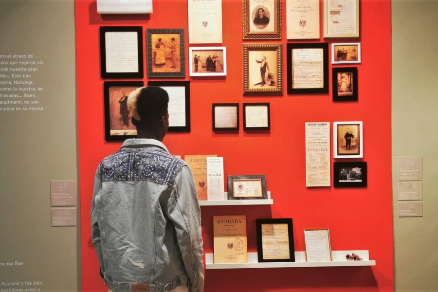 Un joven usuario visita una exposición en una de las actividades de ocio cultural organizadas en el programa