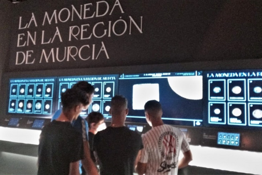 Jóvenes atendidos en el centro educativo ‘Las Moreras’ visitan el Museo Arqueológico de la Región de Murcia