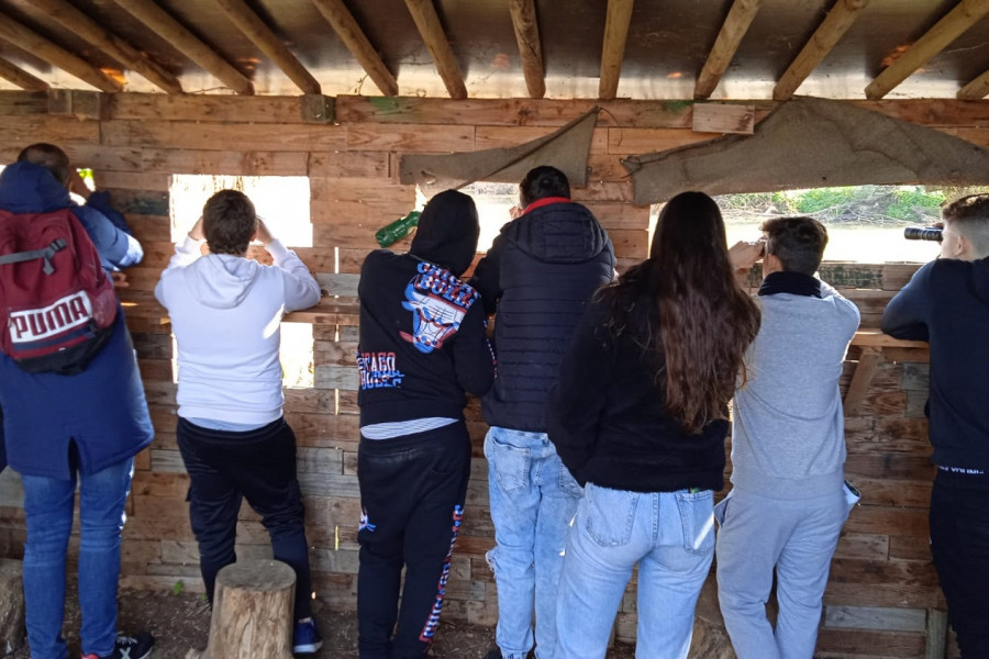 El grupo de jóvenes, durante la actividad de avistamiento de aves
