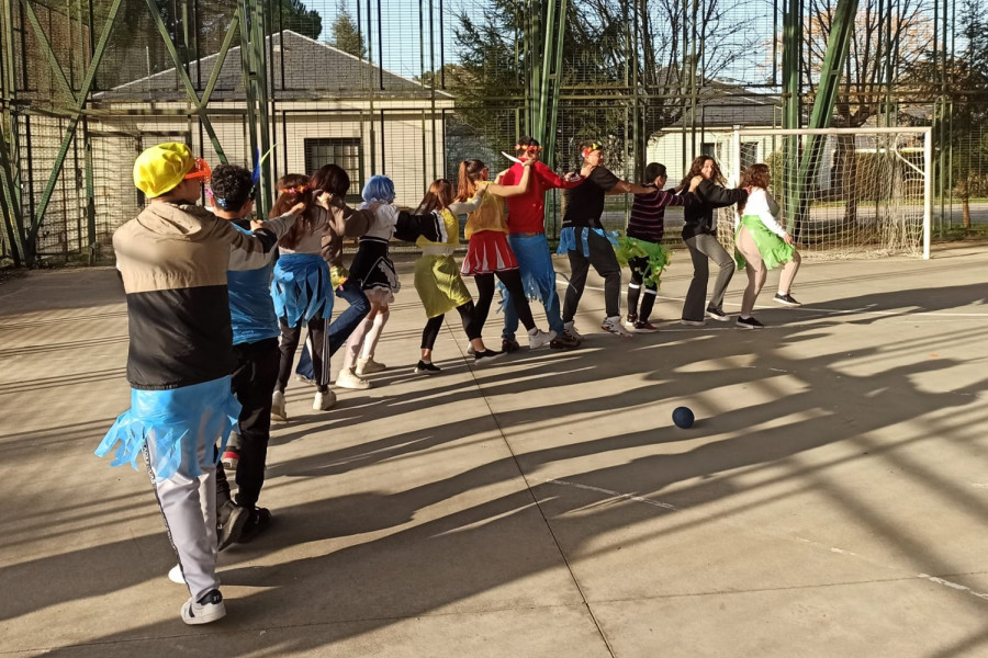 Jóvenes y educadores de Montealegre realizan un desfile por la pista deportiva del centro