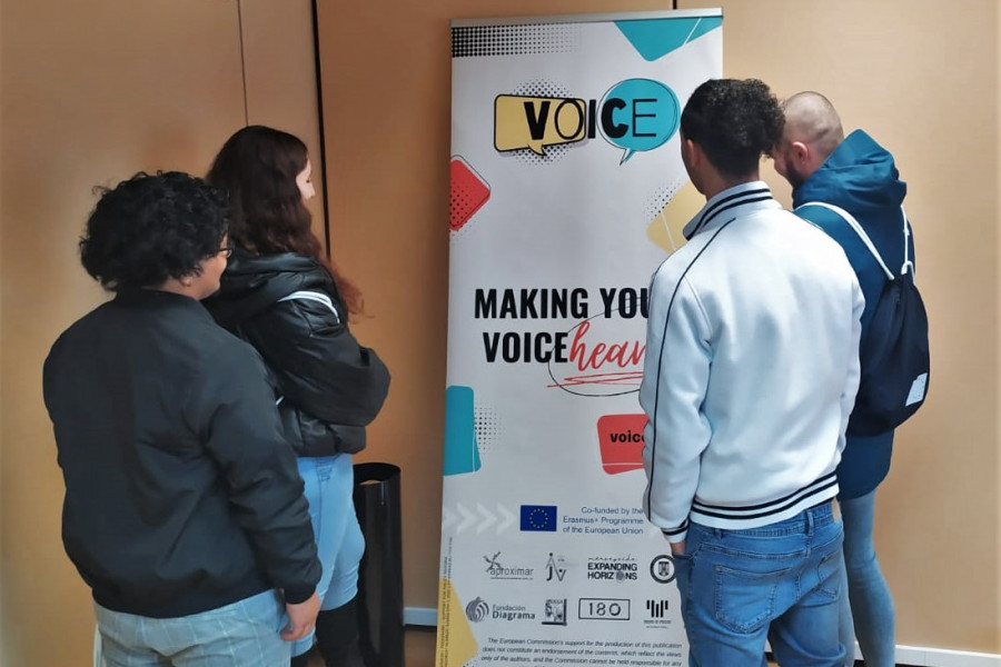 El grupo de jóvenes, junto al cartel del proyecto