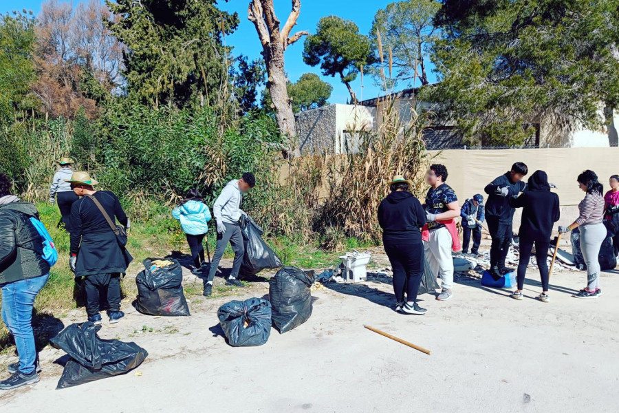 El grupo de voluntarios y voluntarias, durante la actividad de limpieza