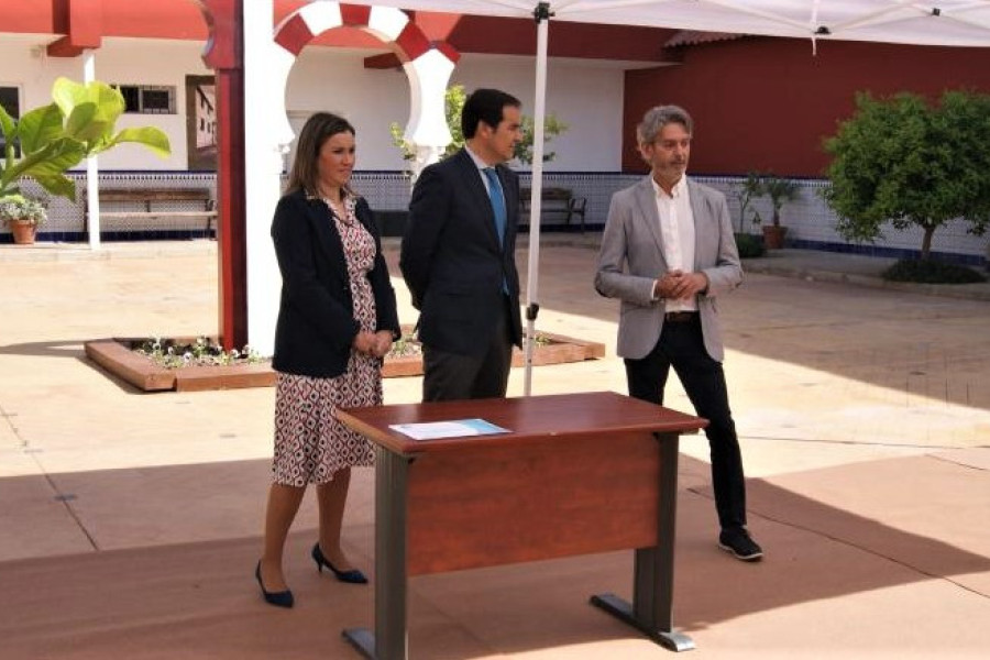 El director de Medina Azahara, Manuel Garramiola, con el consejero José Antonio Nieto