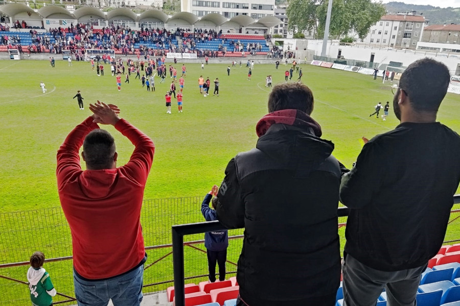 Tres chicos del centro Montealegre ven el partido del Celta contra el Valladolid