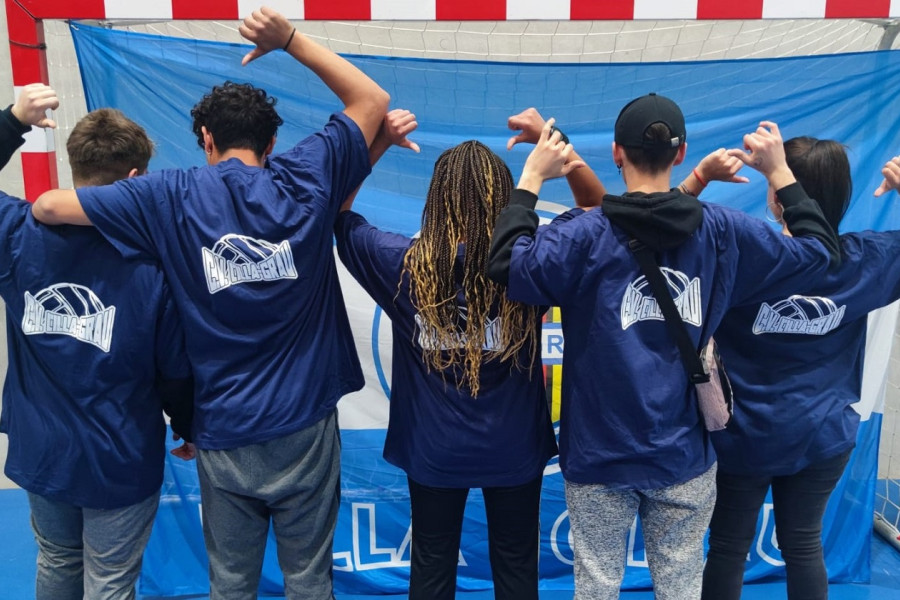 Jóvenes de Pi Gros que hicieron voluntariado en la fase final de la Superliga de voleibol