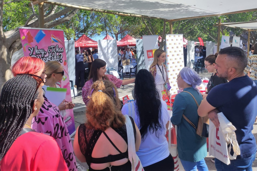 Las personas que participan en Impulso visitan una de las mesas informativas del evento