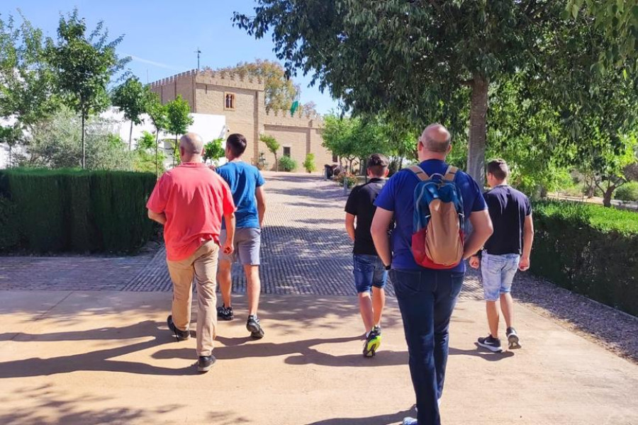 El grupo recorre los jardines junto al museo