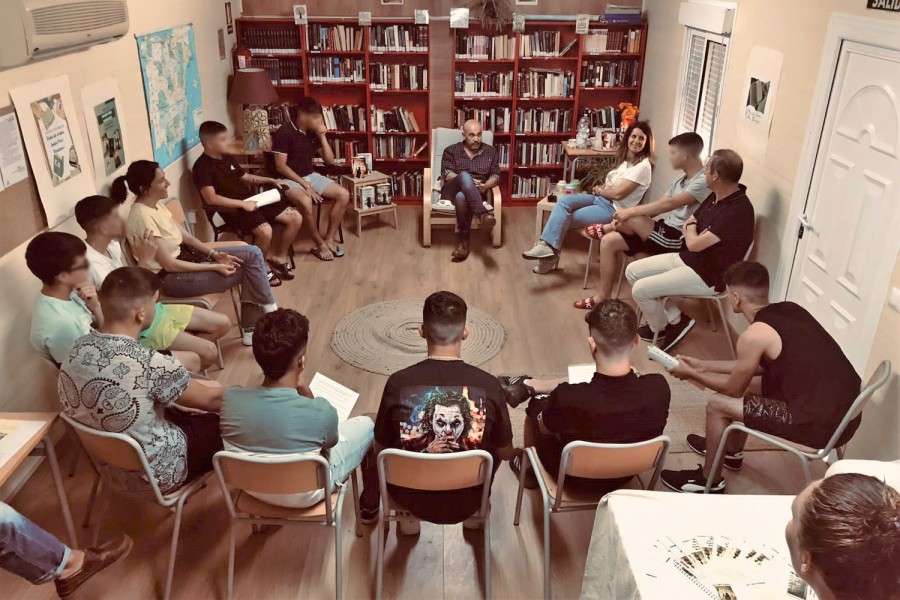 Andrés Pérez Domínguez comparte el taller de lectura con menores y educadoras de El Limonar en la biblioteca del centro