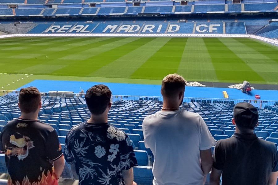 Los cuatro jóvenes observan el terreno de juego del Santiago Bernabéu