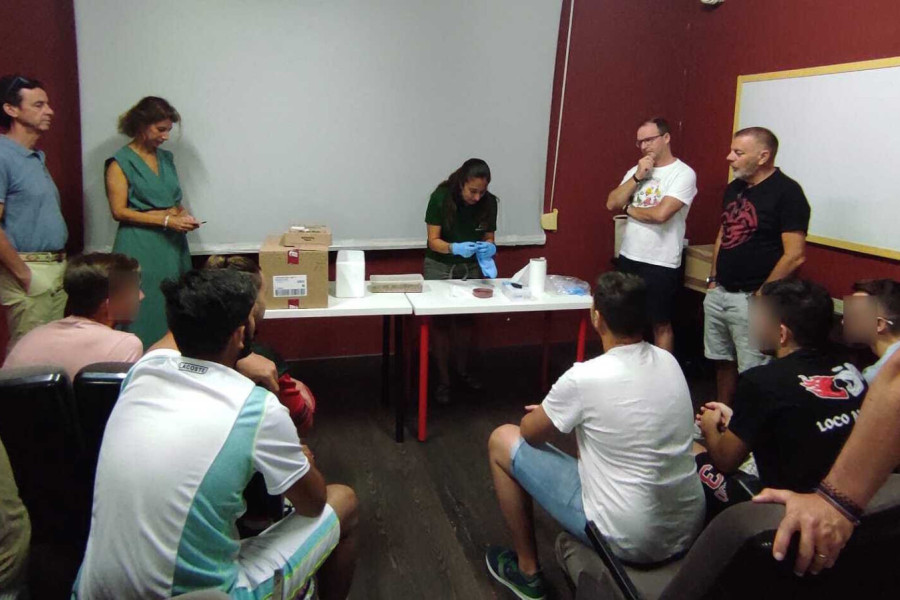 Técnica del CREA instruyendo a jóvenes y profesionales del centro Medina Azahara en el cuidado de polluelos