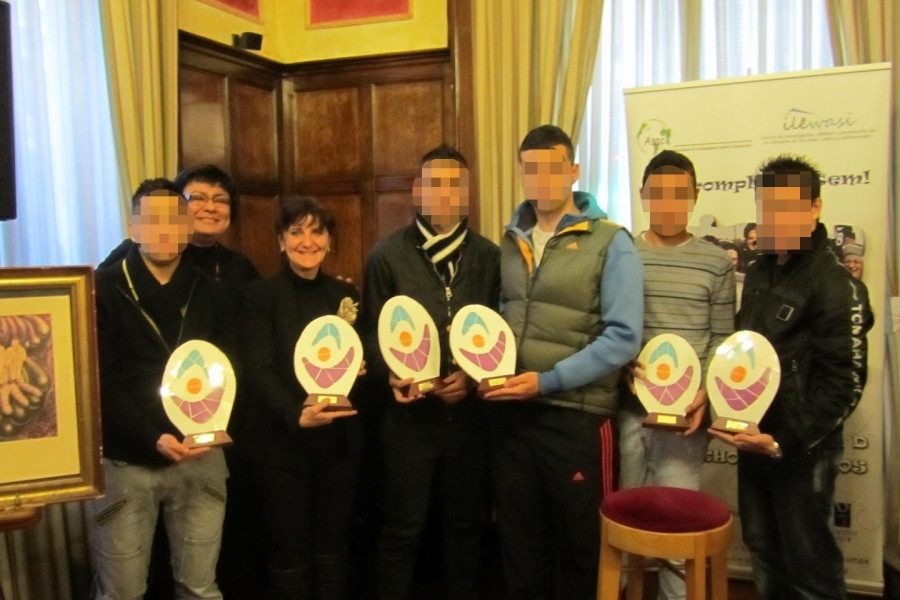 Menores del Centro ‘Pi Gros’ de Castellón colaboran con la ONG Ilëwasi en el acto de celebración del Día de la Mujer