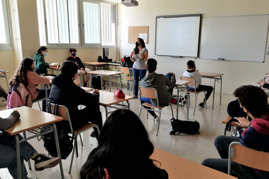 Profesionales del Programa '#PonteAlerta' de Valencia imparten talleres sobre ciberacoso al alumnado del IES Ausiàs March de Manises