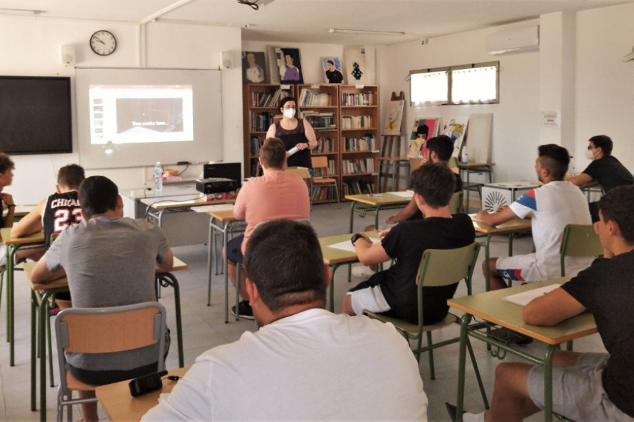 Una docena de jóvenes atendidos en la residencia ‘La Villa’ de Villena completan una formación como auxiliar de comercio y almacén