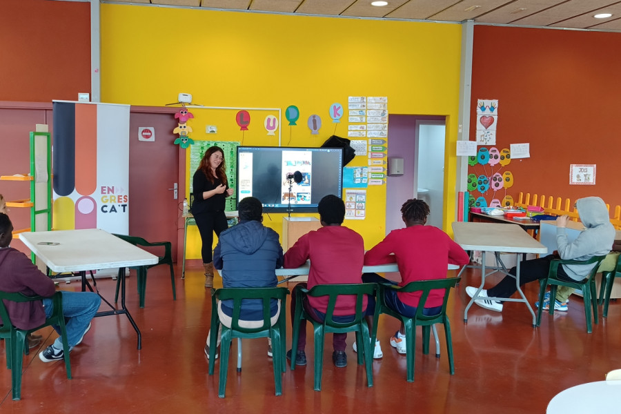 La profesora del taller da algunas pautas de doblaje a los menores asistentes