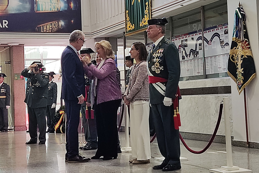 Susana Crisóstomo impone la medalla a Daniel Bueno