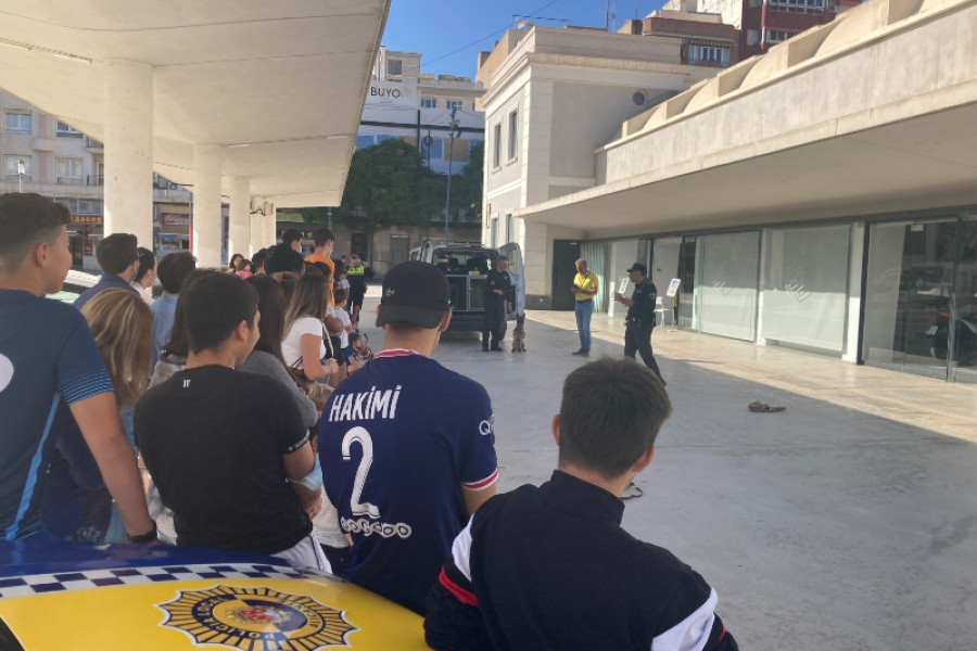 Jóvenes de distintos recursos gestionados por Fundación Diagrama en Alicante asisten a una exhibición de la Unidad Canina de la Policía Local