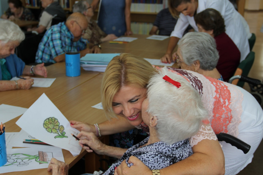 La Consejera de Familia de la Región de Murcia visita a los residentes del Centro Sociosanitario ‘Altavida’ de Abanilla