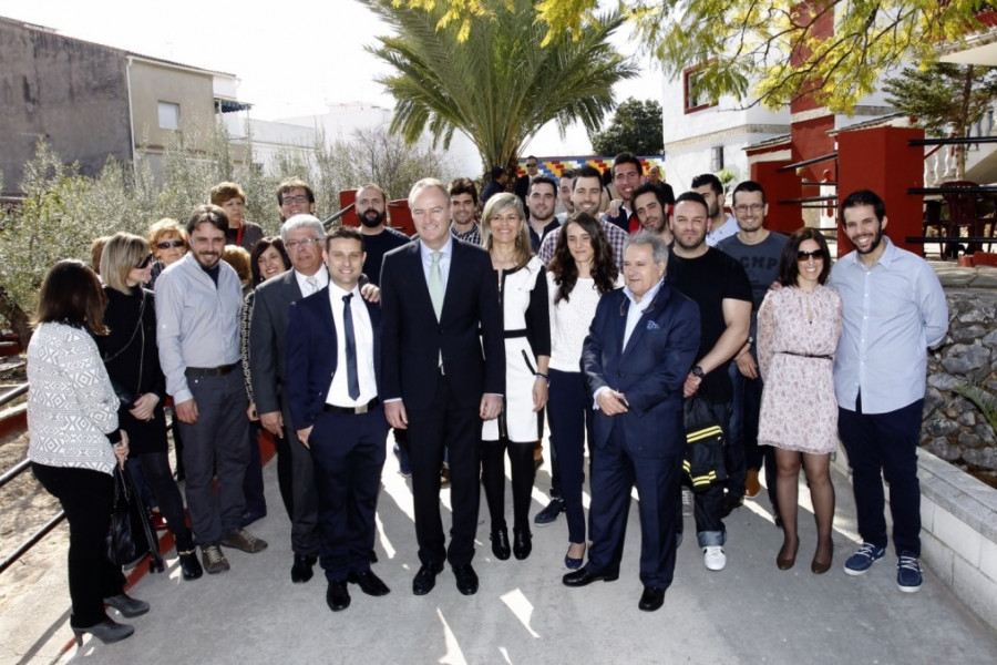 Alberto Fabra y el resto de personalidades, en la inauguración del centro 'Anassim' de Llanera de Ranes
