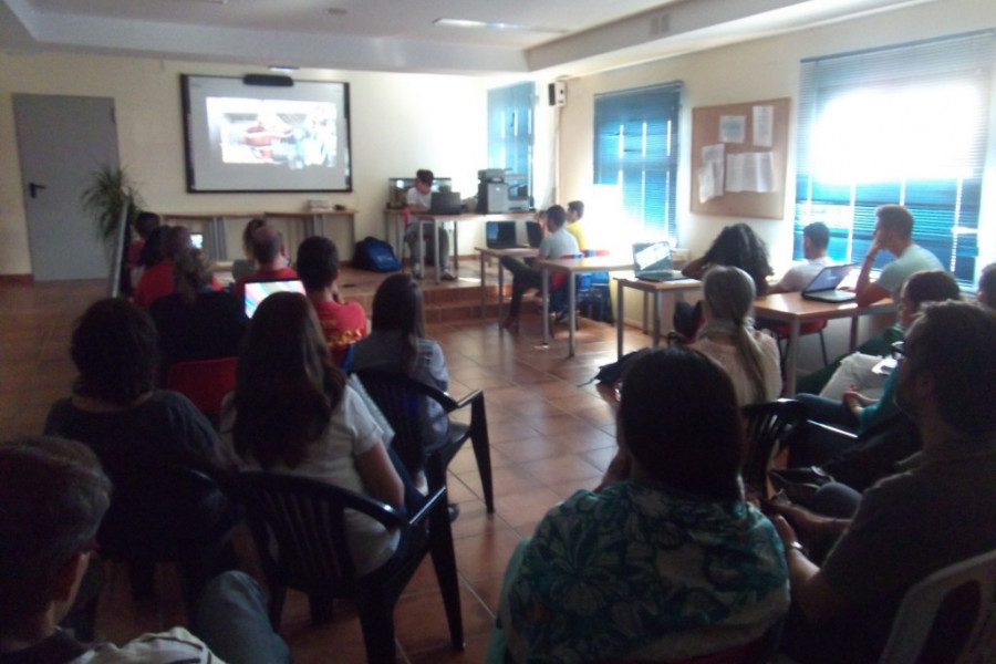 Los menores del centro educativo ‘La Cañada’, en Fernán Caballero (Ciudad Real), participan en un curso de iniciación a la informática