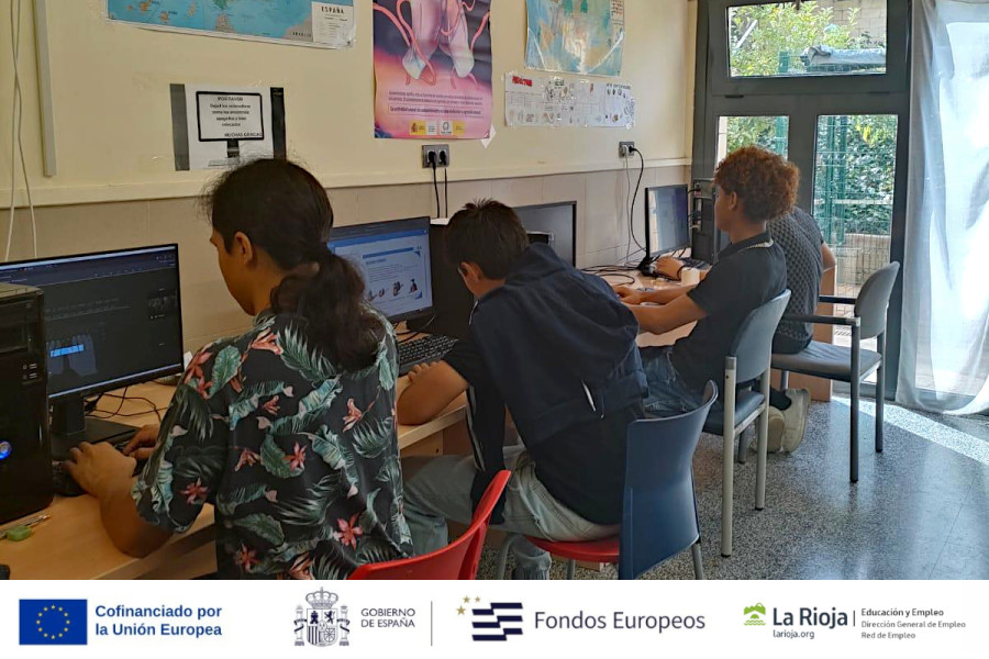Cuatro jóvenes participan en uno de los talleres del programa