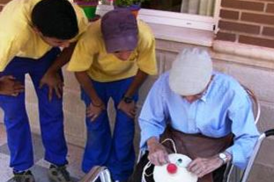 Jornada intergeneracional entre los mayores de la Residencia Nuestra Señora de Cortes de Alcaraz (Albacete), y los jóvenes del Centro Educativo ‘La Cañada’, de Ciudad Real