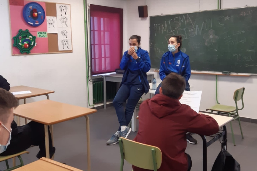 Iria Saeta y Jennifer Lores, jugadoras de la Selección Española de Fútbol Sala Femenino, visitan a los menores del centro ‘Monteledo’ de Ourense