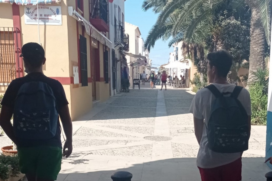 La isla de Tabarca recibe la visita de las personas jóvenes atendidas en el Hogar de Acogida ‘Benalúa’ de Alicante