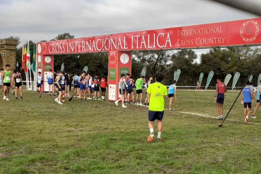 Varios corredores se preparan para la salida, mientras el joven de Los Alcores se acerca a la meta de espaldas a la cámara